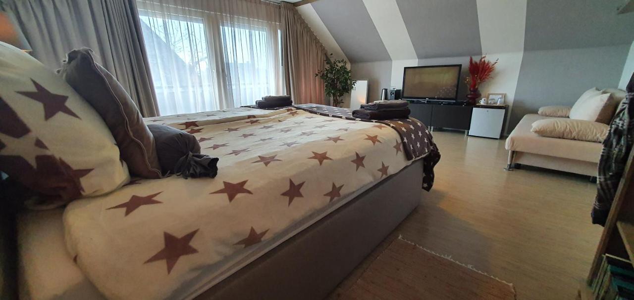 Bed & Breakfast Ravelin レース エクステリア 写真
